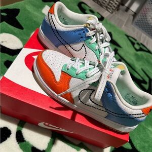 Nike dunk low, like new! Size 2.5Y. Multicolor.